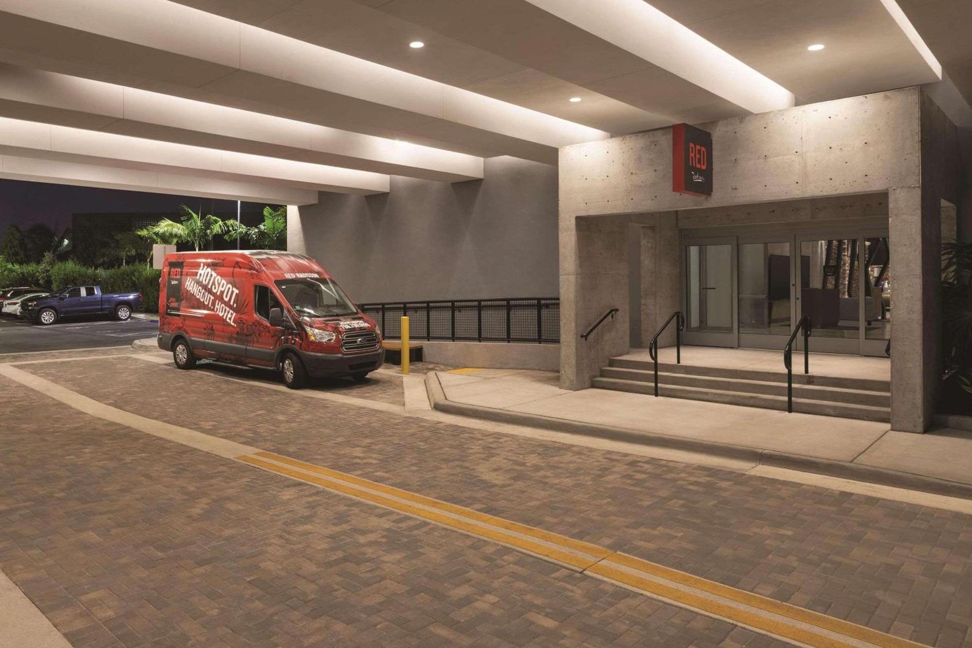 Radisson Red Miami Airport Hotel Miami Springs Exterior photo