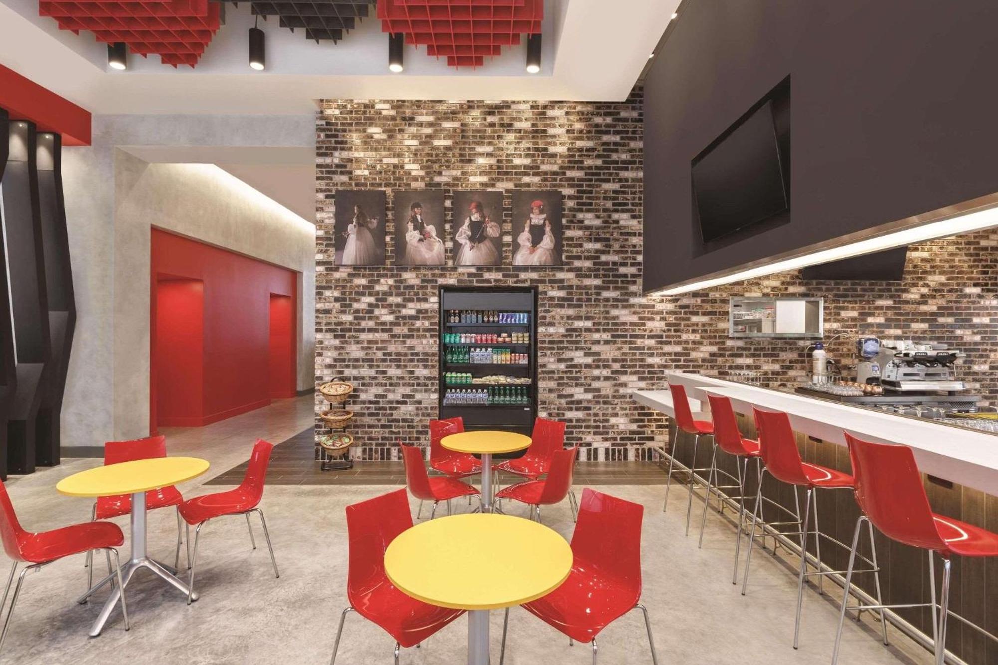 Radisson Red Miami Airport Hotel Miami Springs Exterior photo