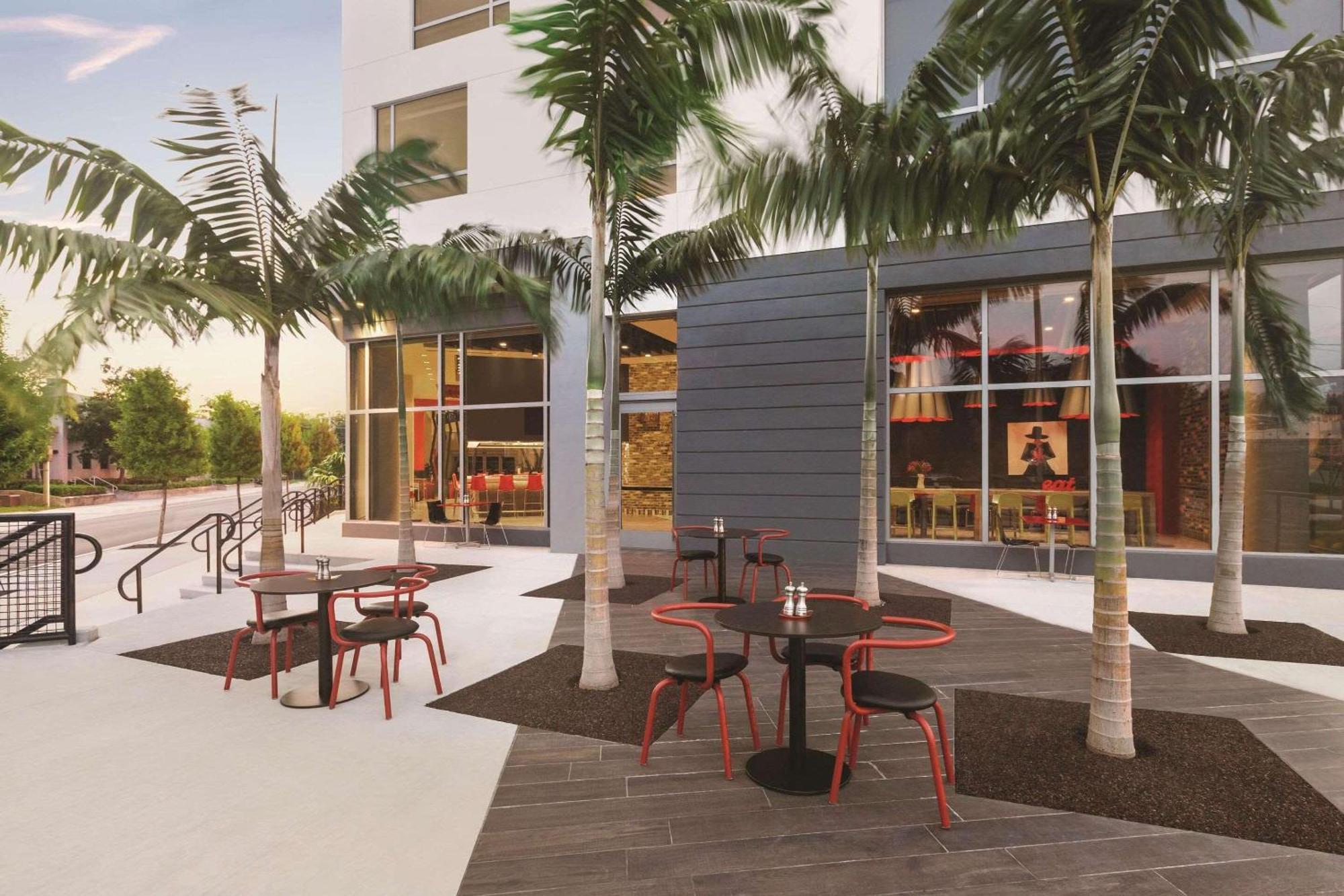 Radisson Red Miami Airport Hotel Miami Springs Exterior photo
