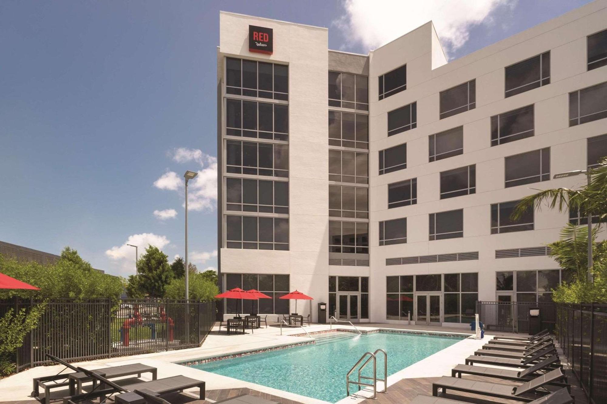 Radisson Red Miami Airport Hotel Miami Springs Exterior photo