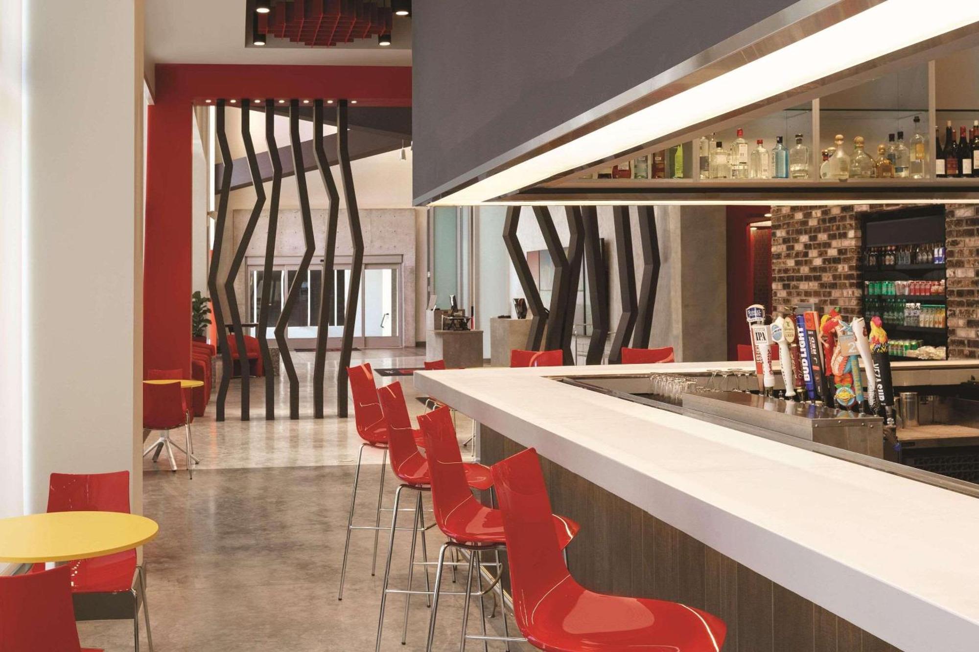 Radisson Red Miami Airport Hotel Miami Springs Exterior photo