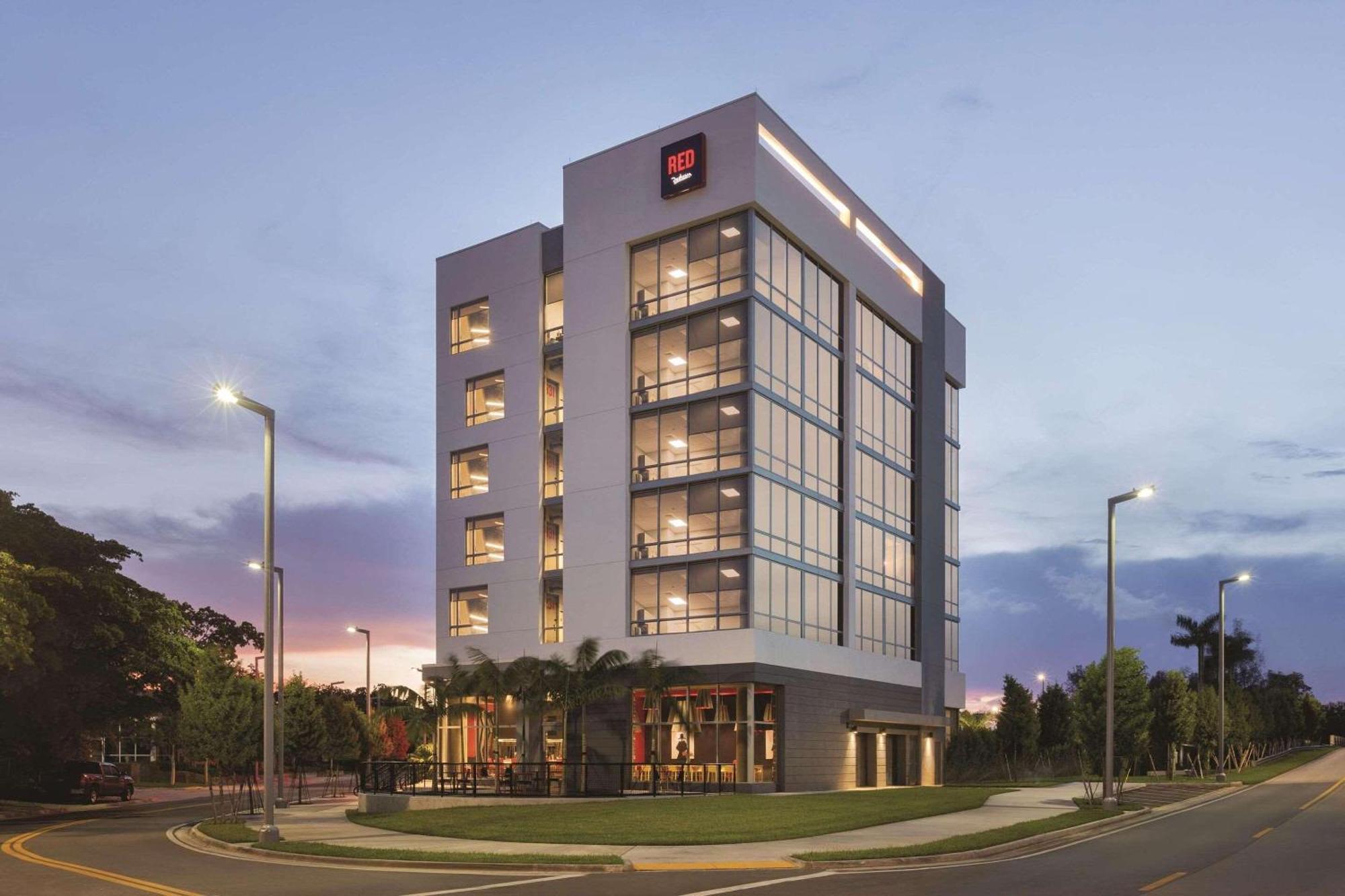 Radisson Red Miami Airport Hotel Miami Springs Exterior photo