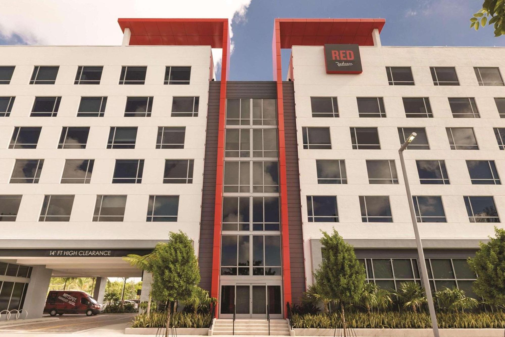 Radisson Red Miami Airport Hotel Miami Springs Exterior photo